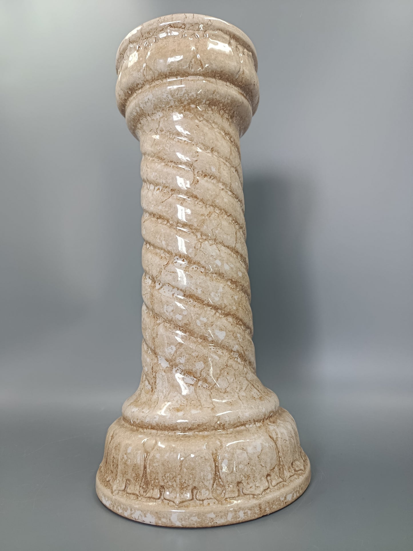 Keramik Säule in Beige – Säulen Podest mit Kordeloptik