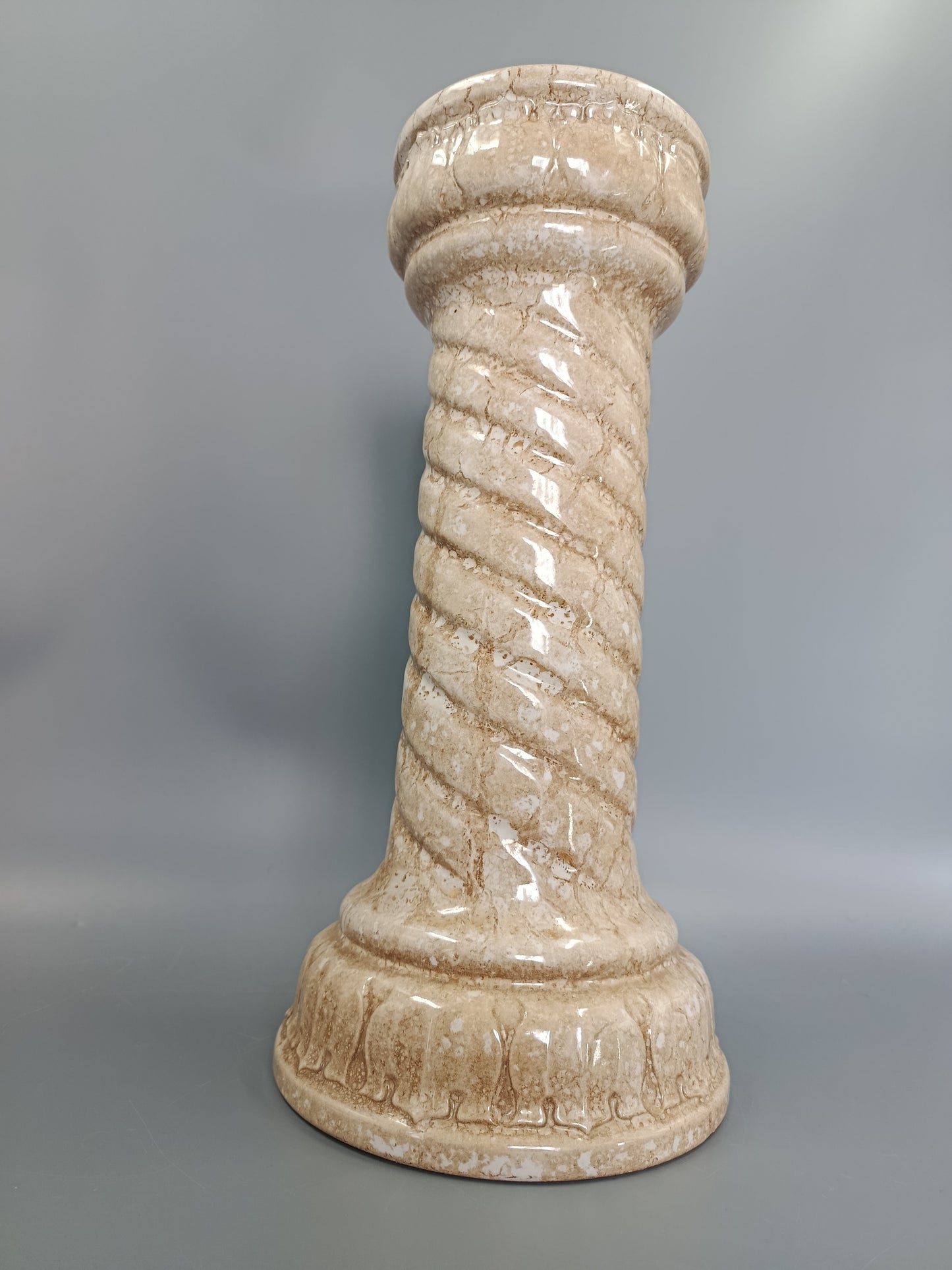 Keramik Säule in Beige – Säulen Podest mit Kordeloptik
