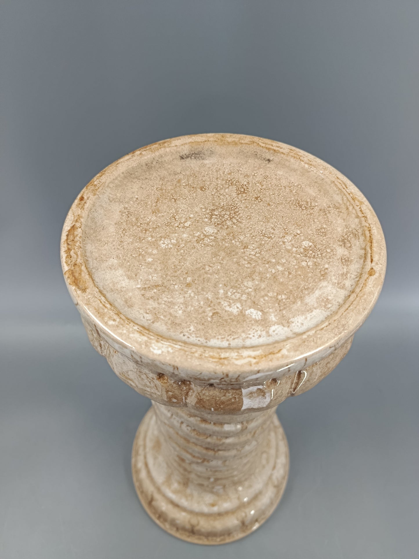 Keramik Säule in Beige – Säulen Podest mit Kordeloptik