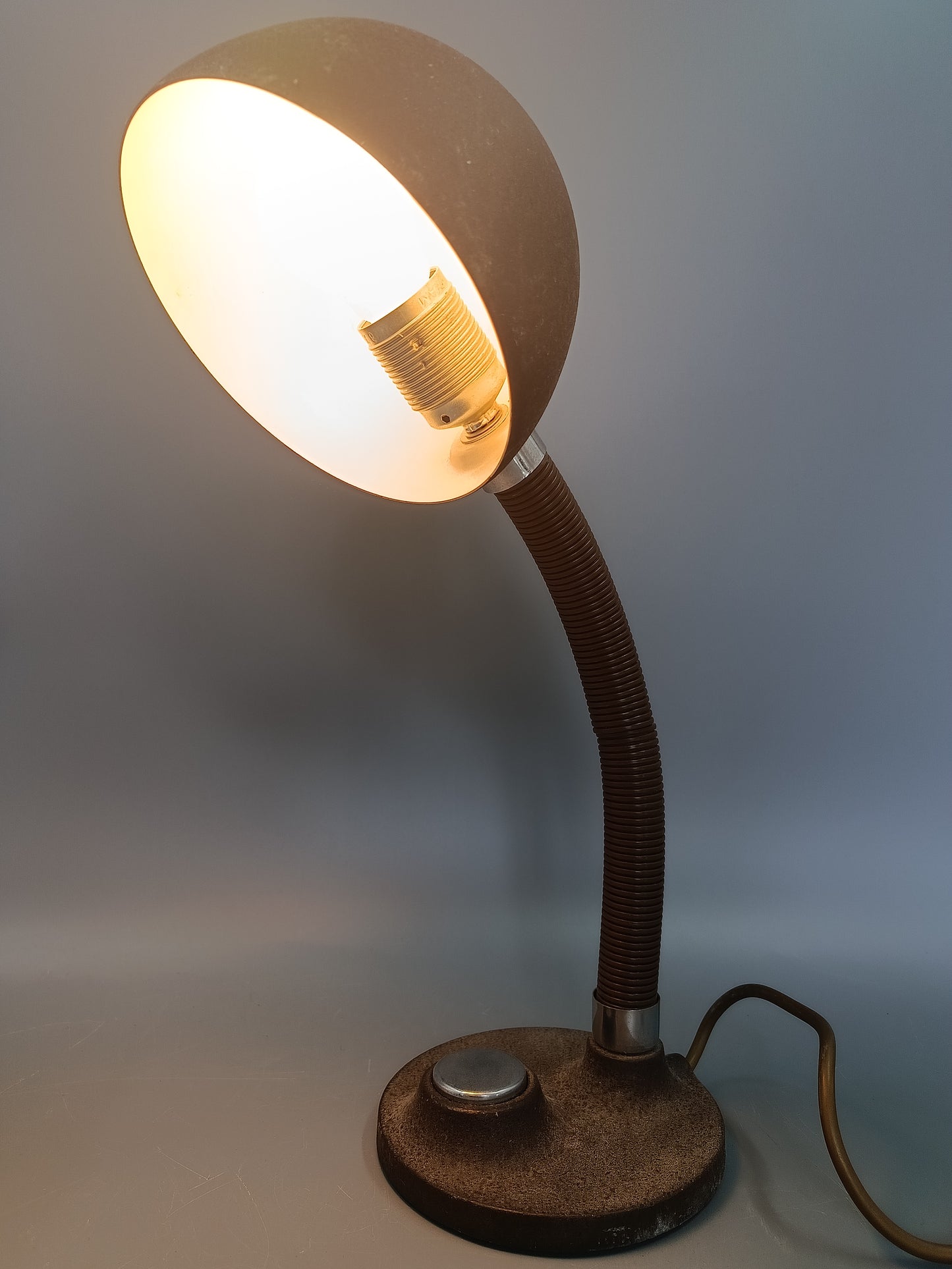Vintage Tisch Leuchte – Braunes Retro Design mit Schwanenhals