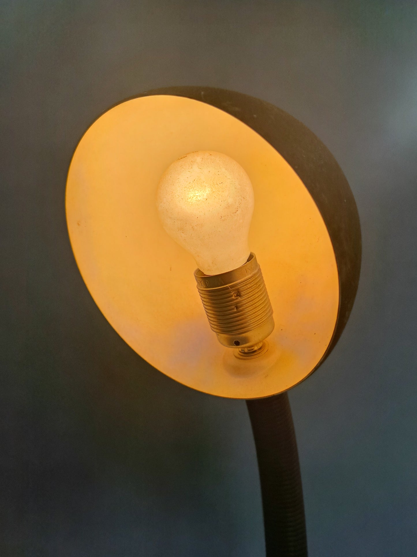 Vintage Tisch Leuchte – Braunes Retro Design mit Schwanenhals