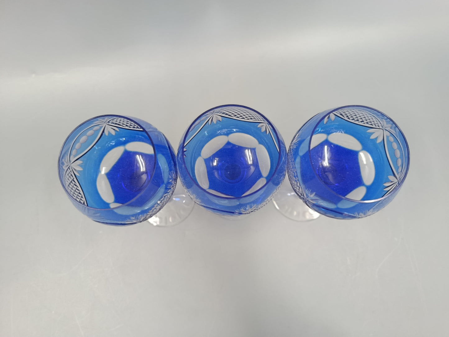 Edle Kristall Römer Gläser  Blaues Überfangglas mit Feinschliff 3er Set