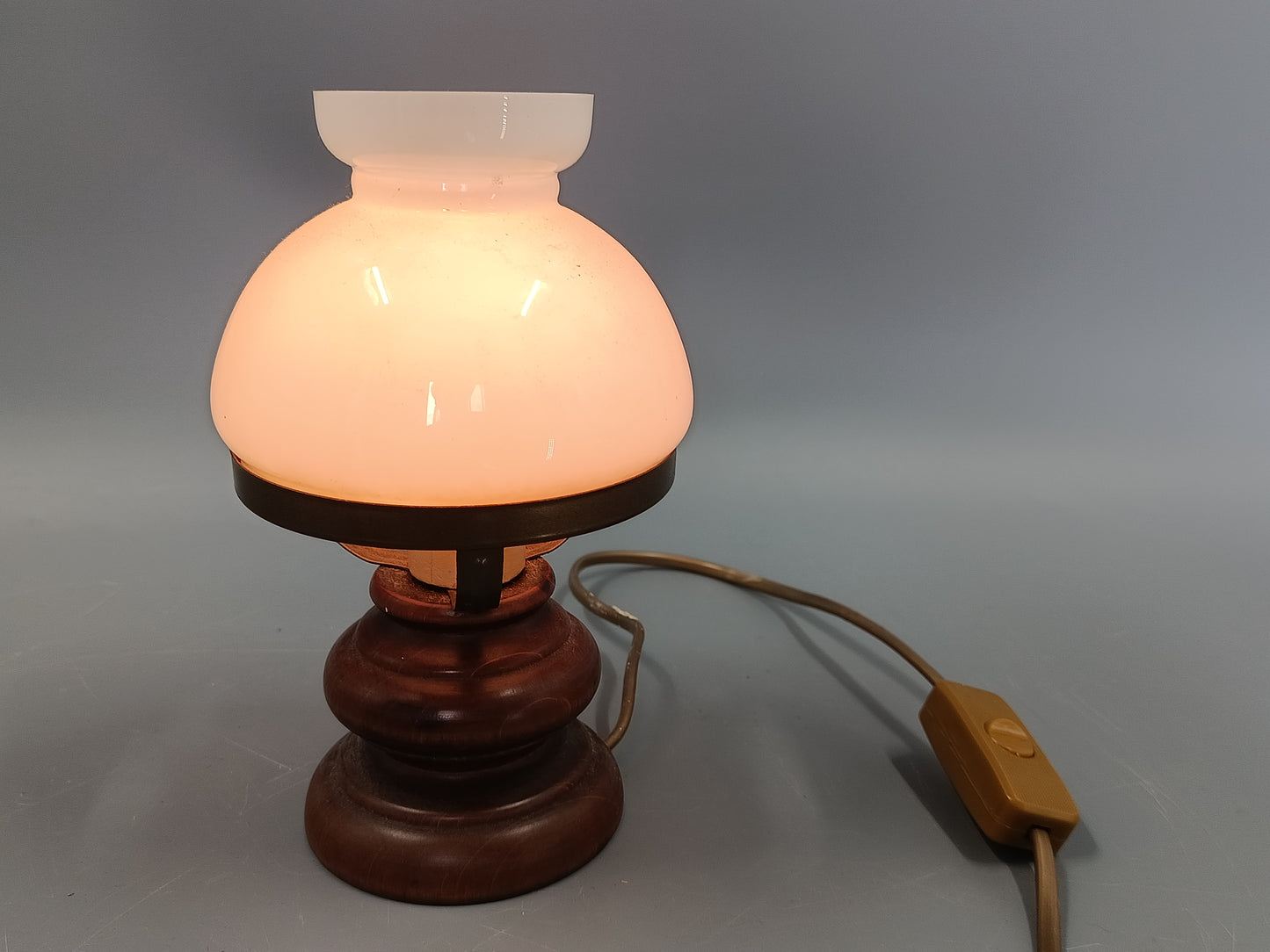 Klassische Vintage Tisch Leuchte  Opalglas
