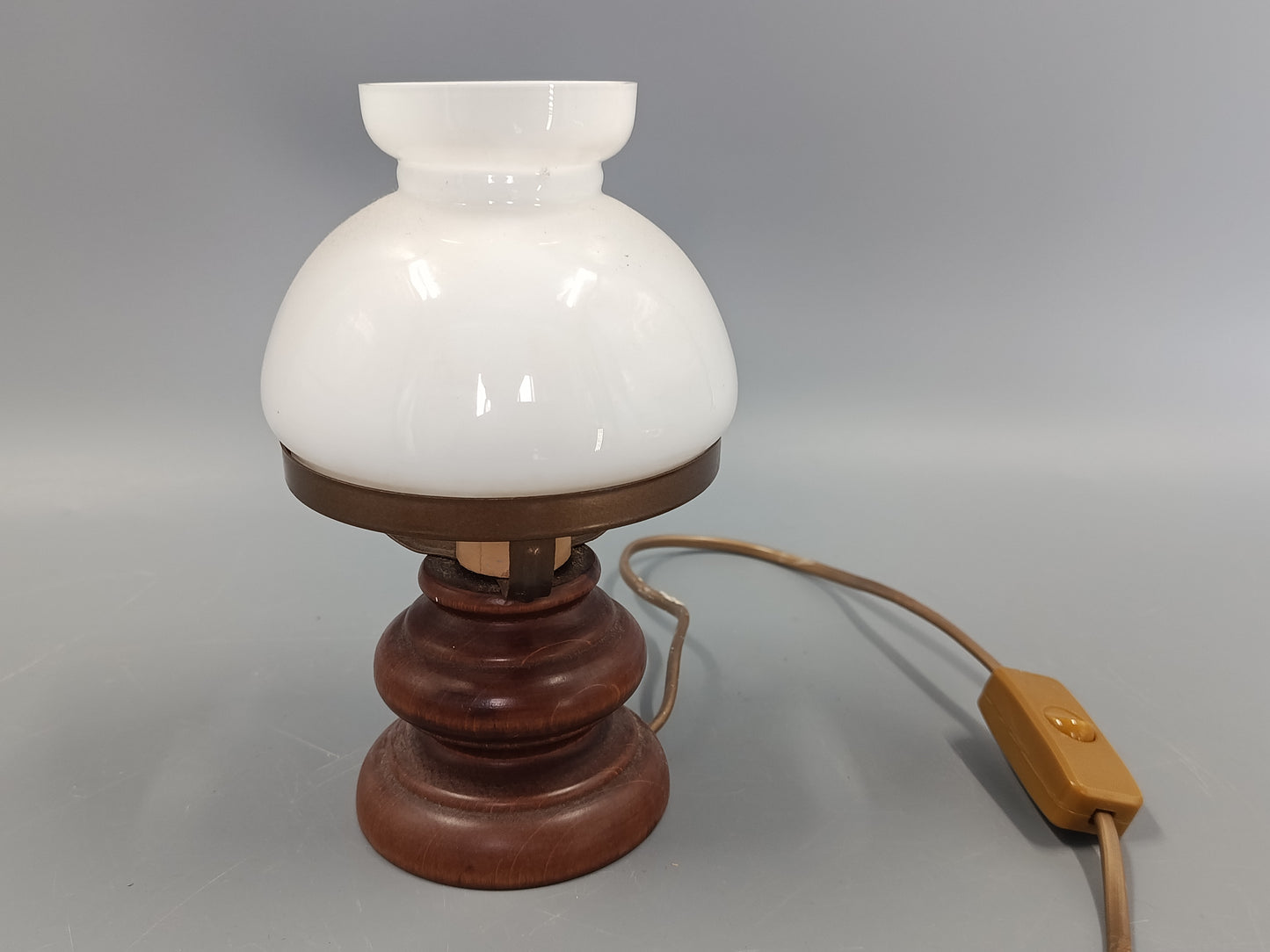 Klassische Vintage Tisch Leuchte  Opalglas