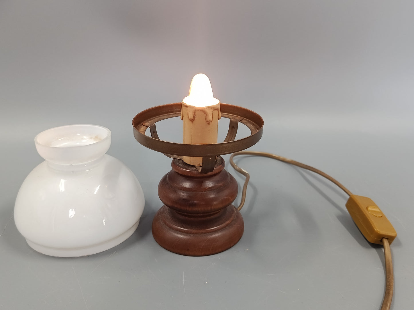 Klassische Vintage Tisch Leuchte  Opalglas