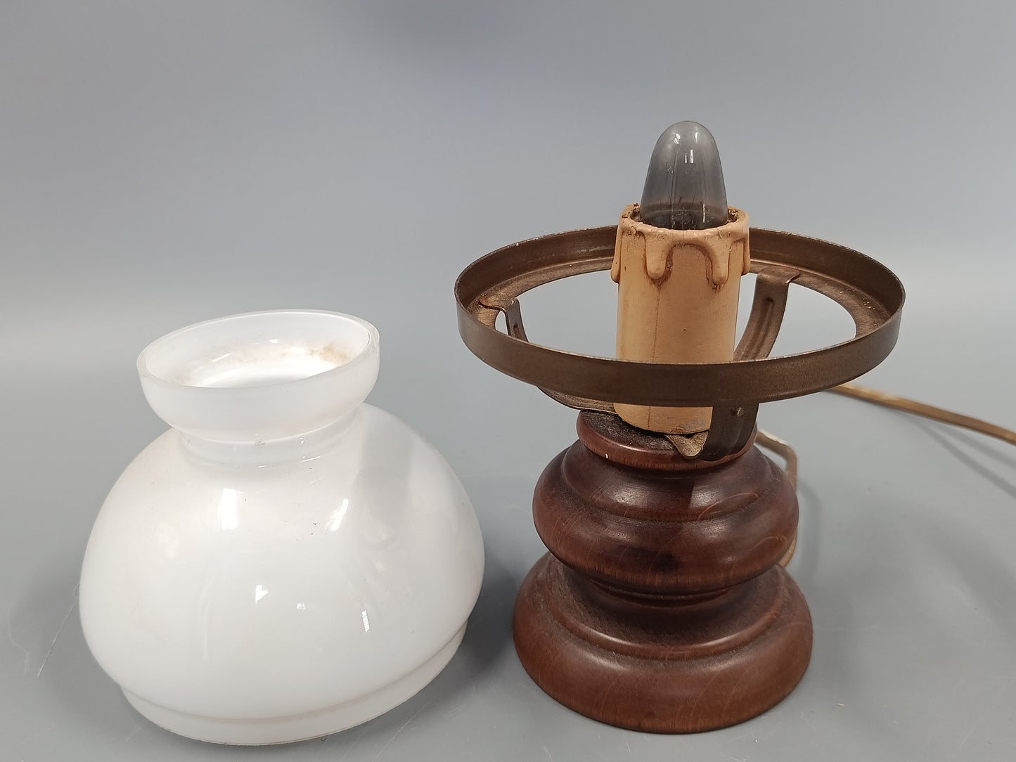 Klassische Vintage Tisch Leuchte  Opalglas