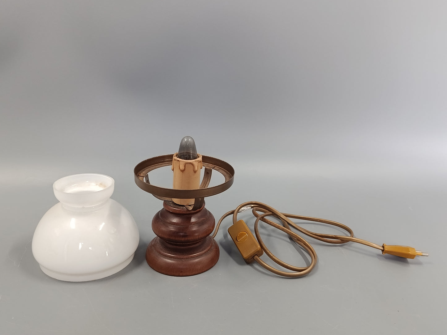 Klassische Vintage Tisch Leuchte  Opalglas