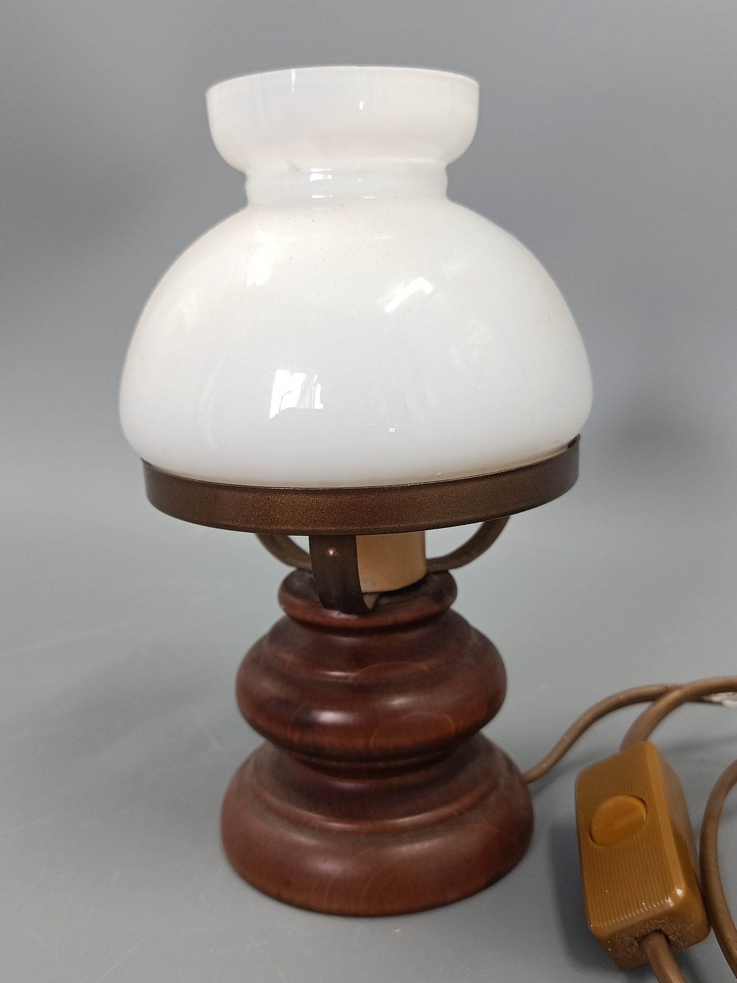 Klassische Vintage Tisch Leuchte  Opalglas