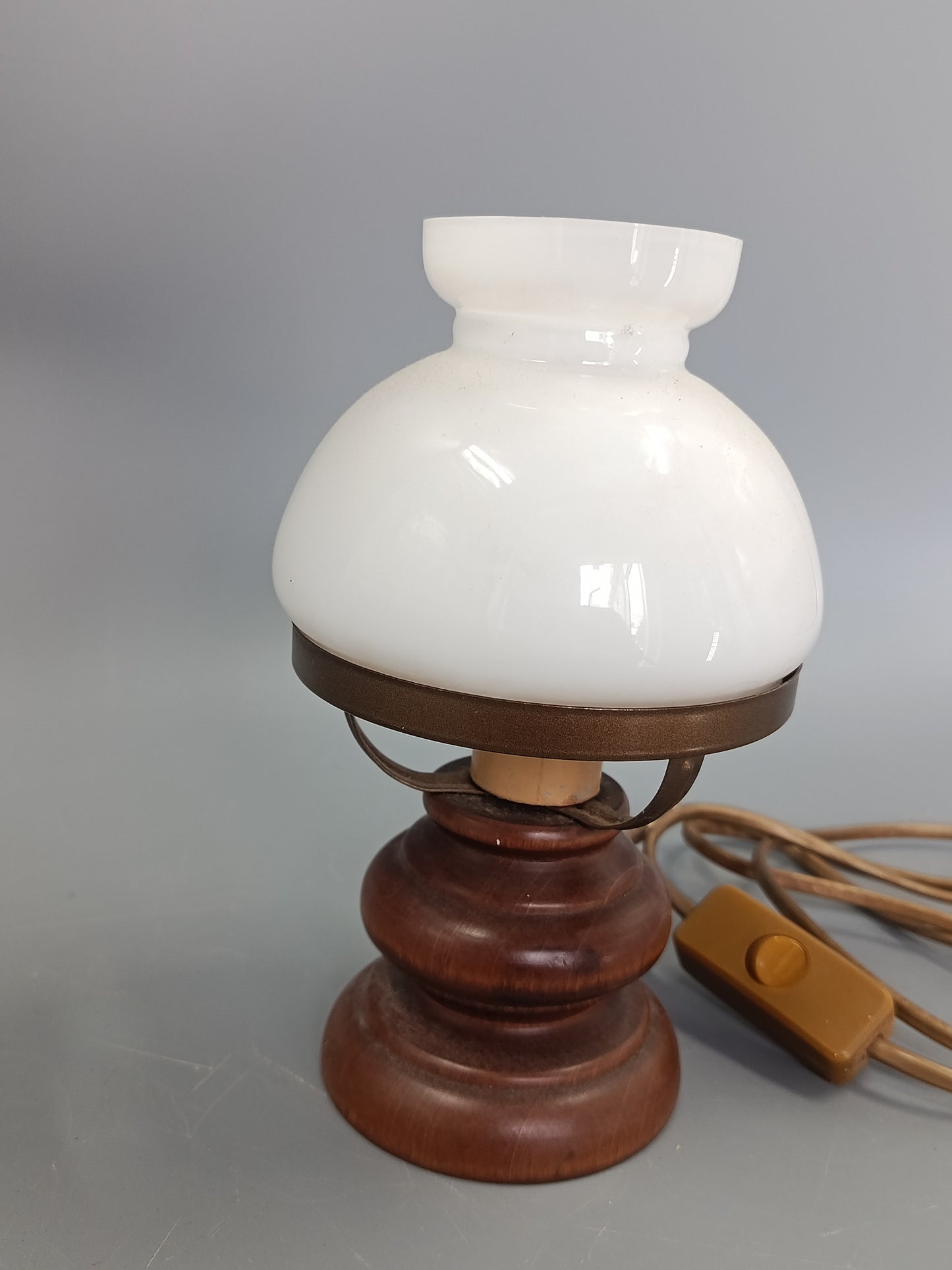 Klassische Vintage Tisch Leuchte  Opalglas