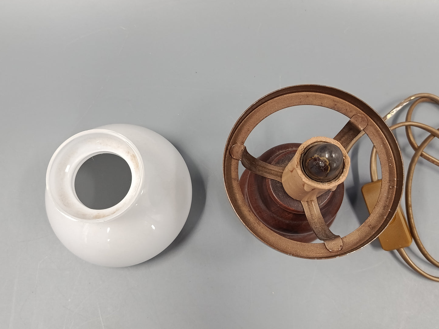 Klassische Vintage Tisch Leuchte  Opalglas