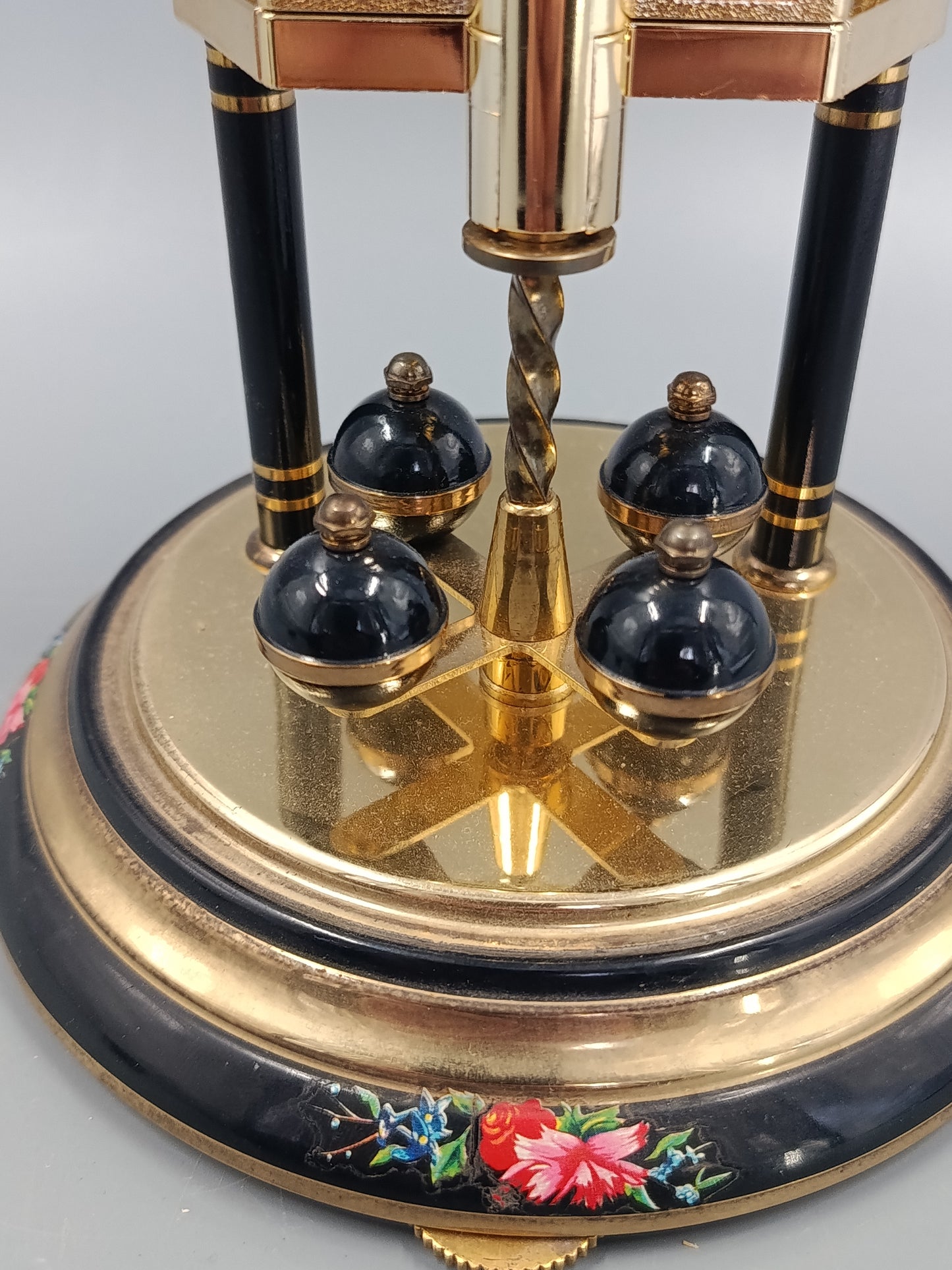 Klassische Hermle Jahres Uhr Elegantes Blumendesign