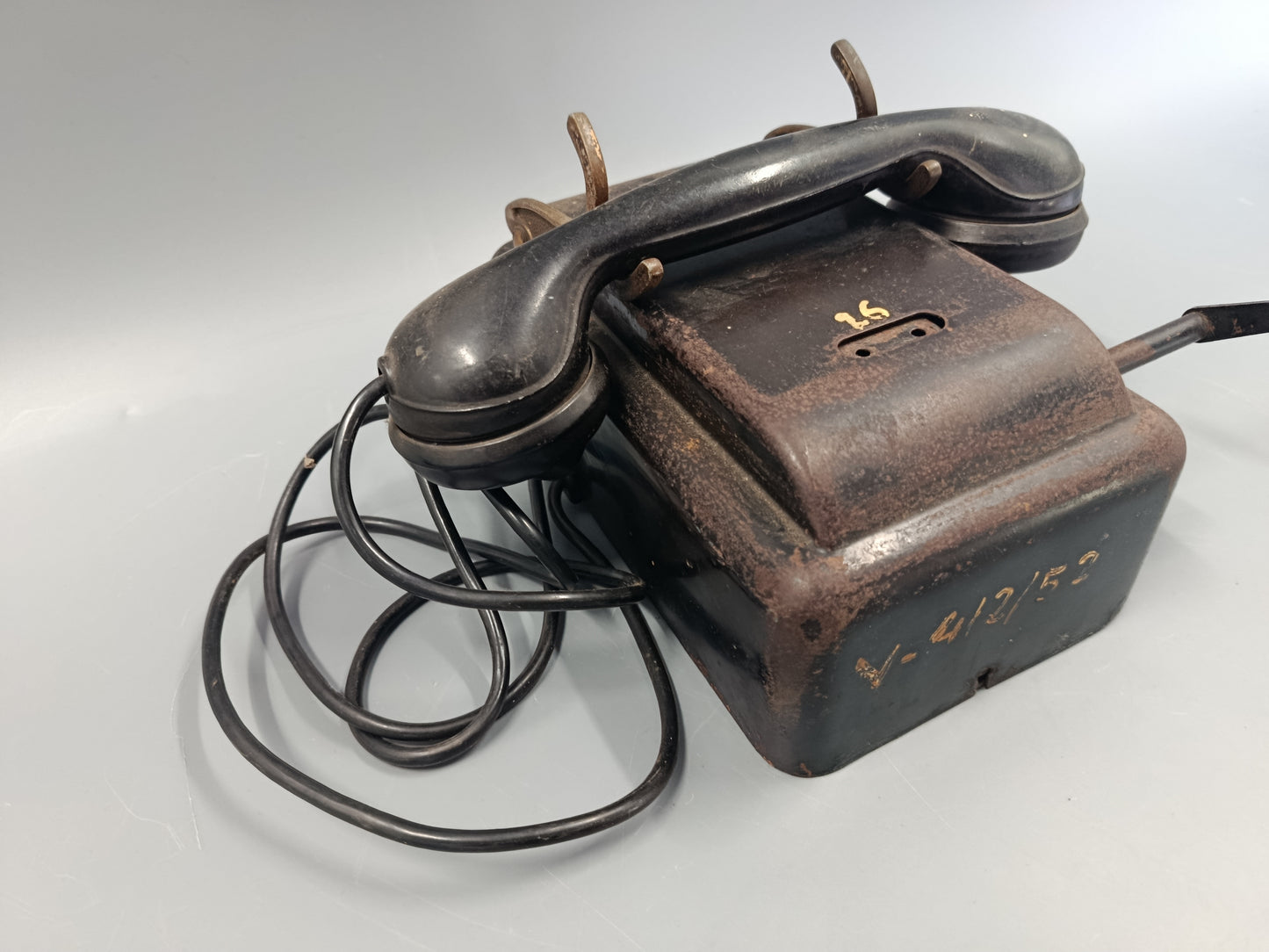 Antikes Kurbel Telefon – Rustikales Vintage Feldtelefon