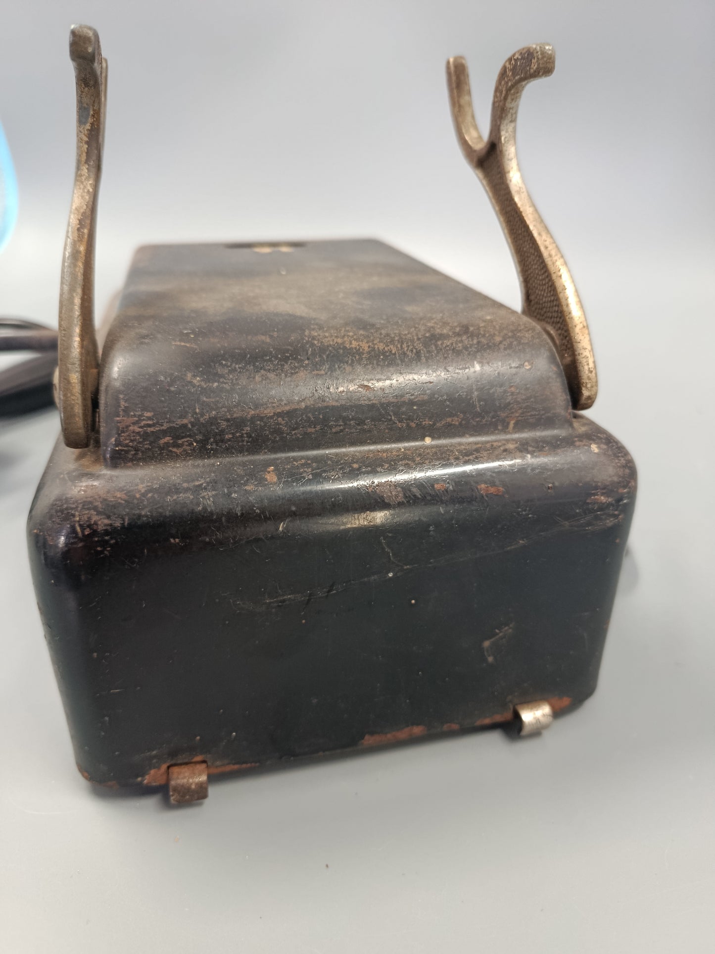 Antikes Kurbel Telefon – Rustikales Vintage Feldtelefon