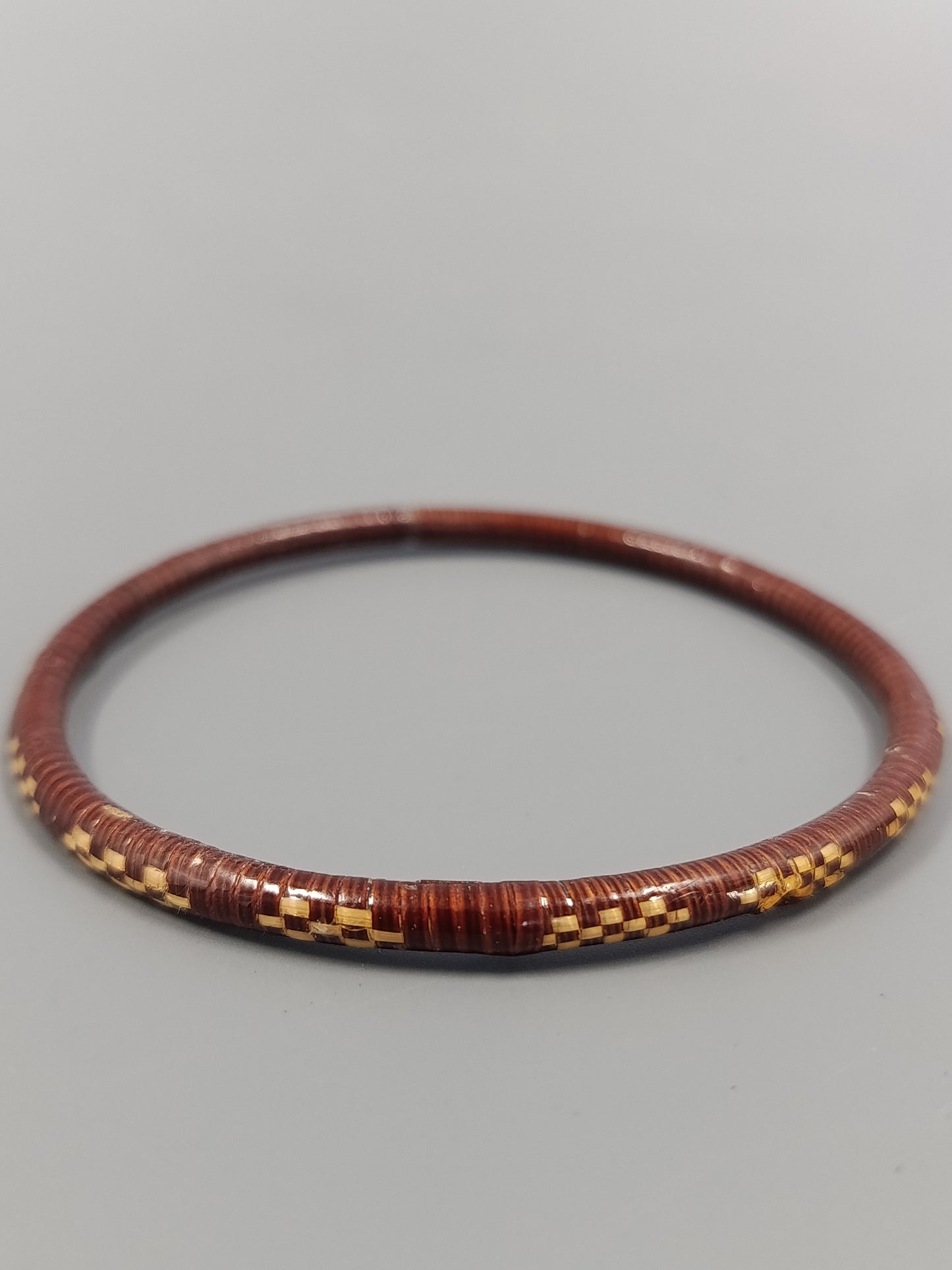 Elegantes Geflochtenes Armband im Karomuster