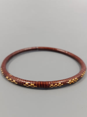 Elegantes Geflochtenes Armband im Karomuster