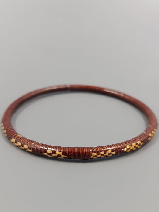 Elegantes Geflochtenes Armband im Karomuster