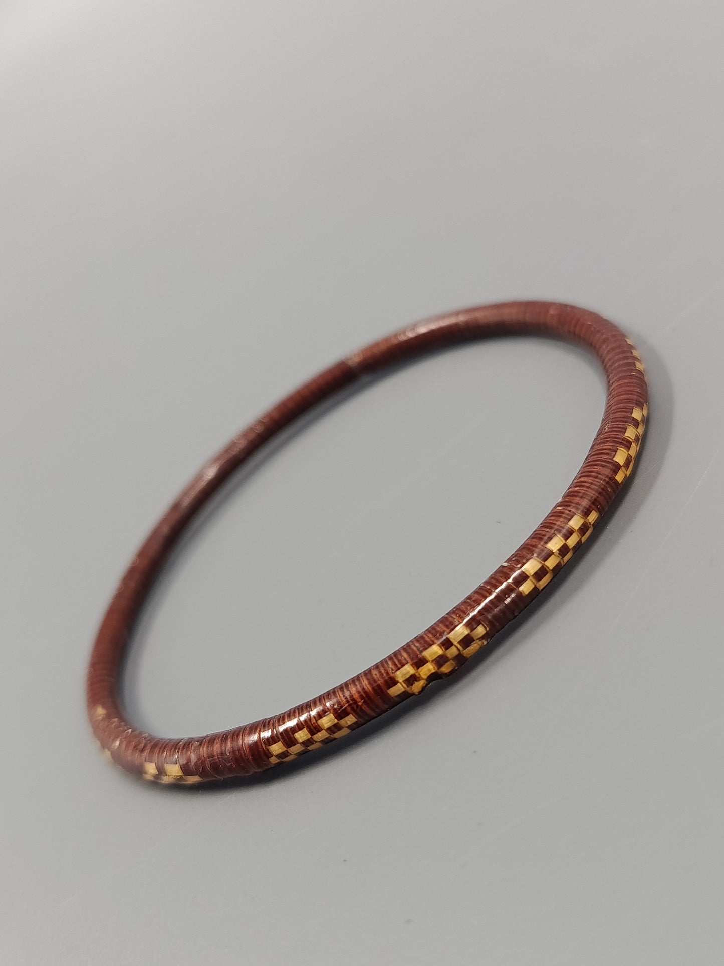 Elegantes Geflochtenes Armband im Karomuster