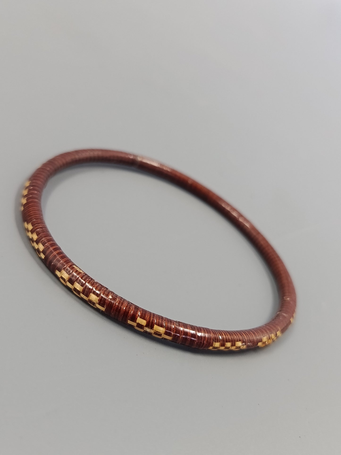 Elegantes Geflochtenes Armband im Karomuster