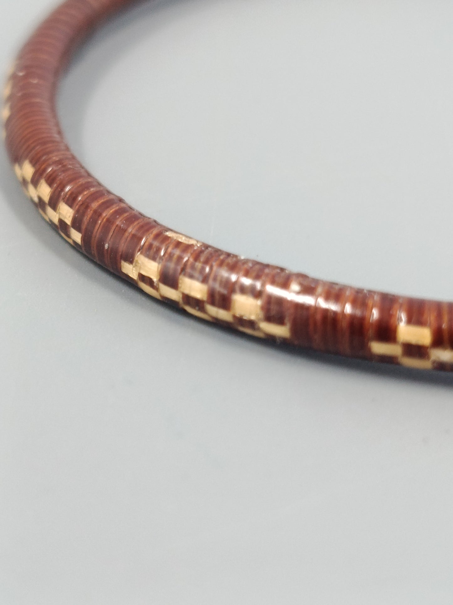Elegantes Geflochtenes Armband im Karomuster