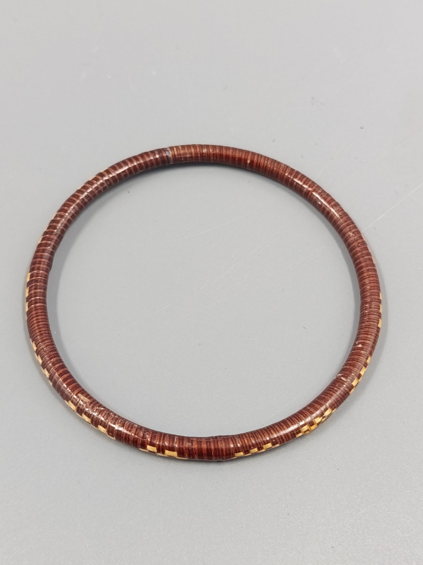 Elegantes Geflochtenes Armband im Karomuster