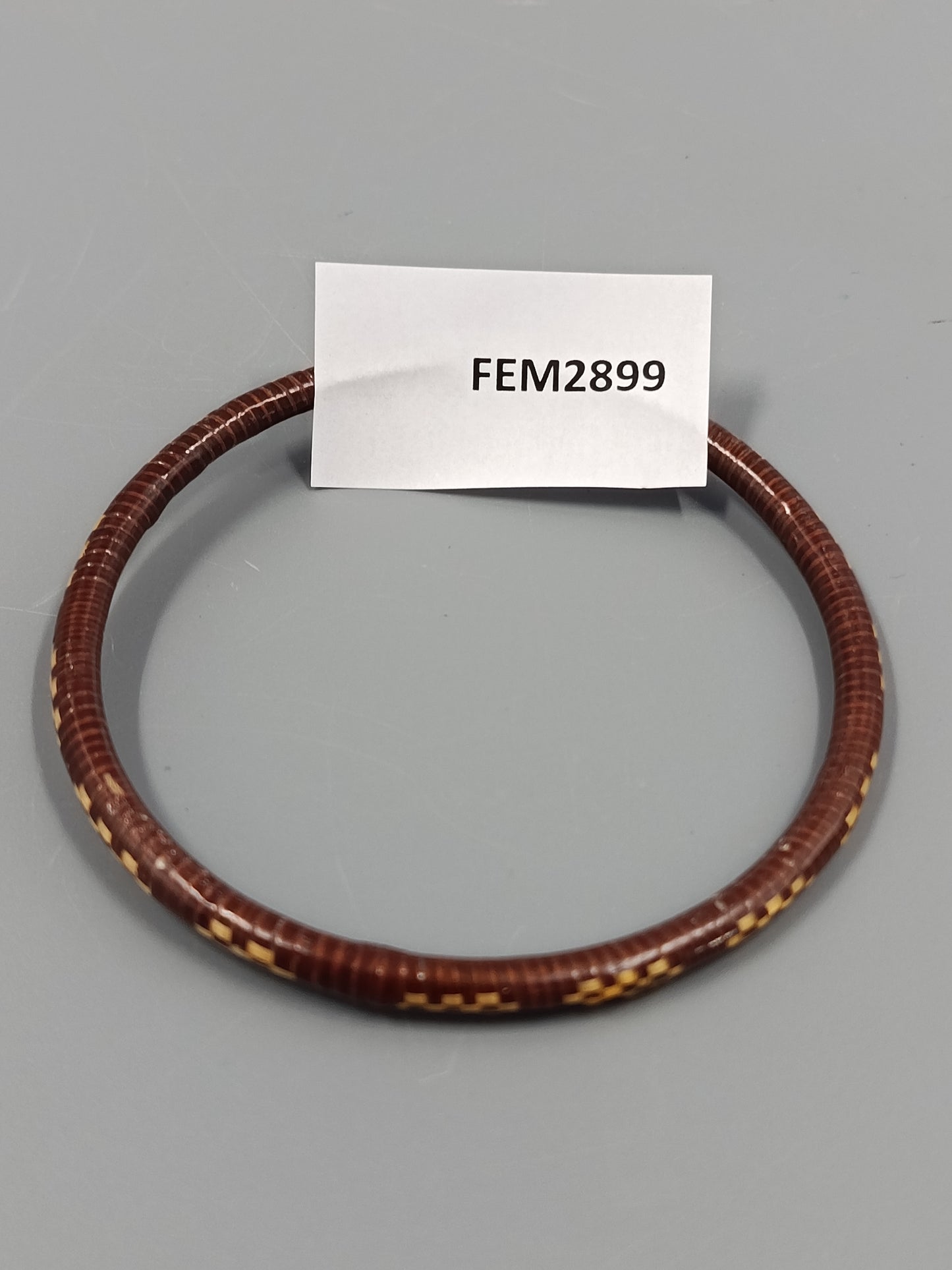 Elegantes Geflochtenes Armband im Karomuster