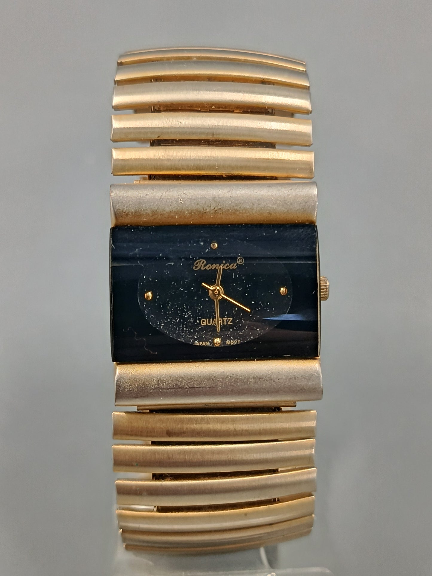 Goldfarbene Ronica Damenuhr Elegantes Design