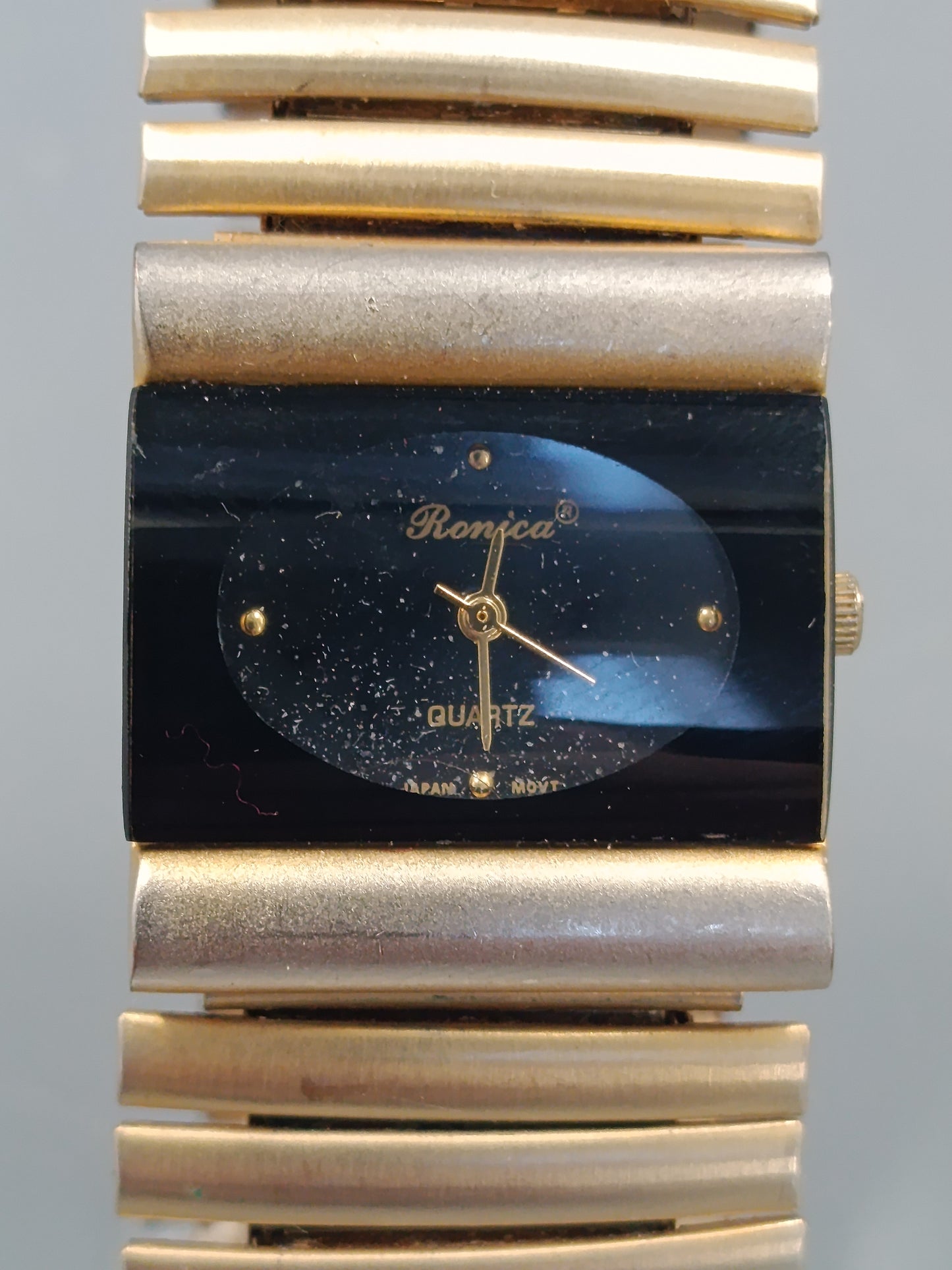 Goldfarbene Ronica Damenuhr Elegantes Design