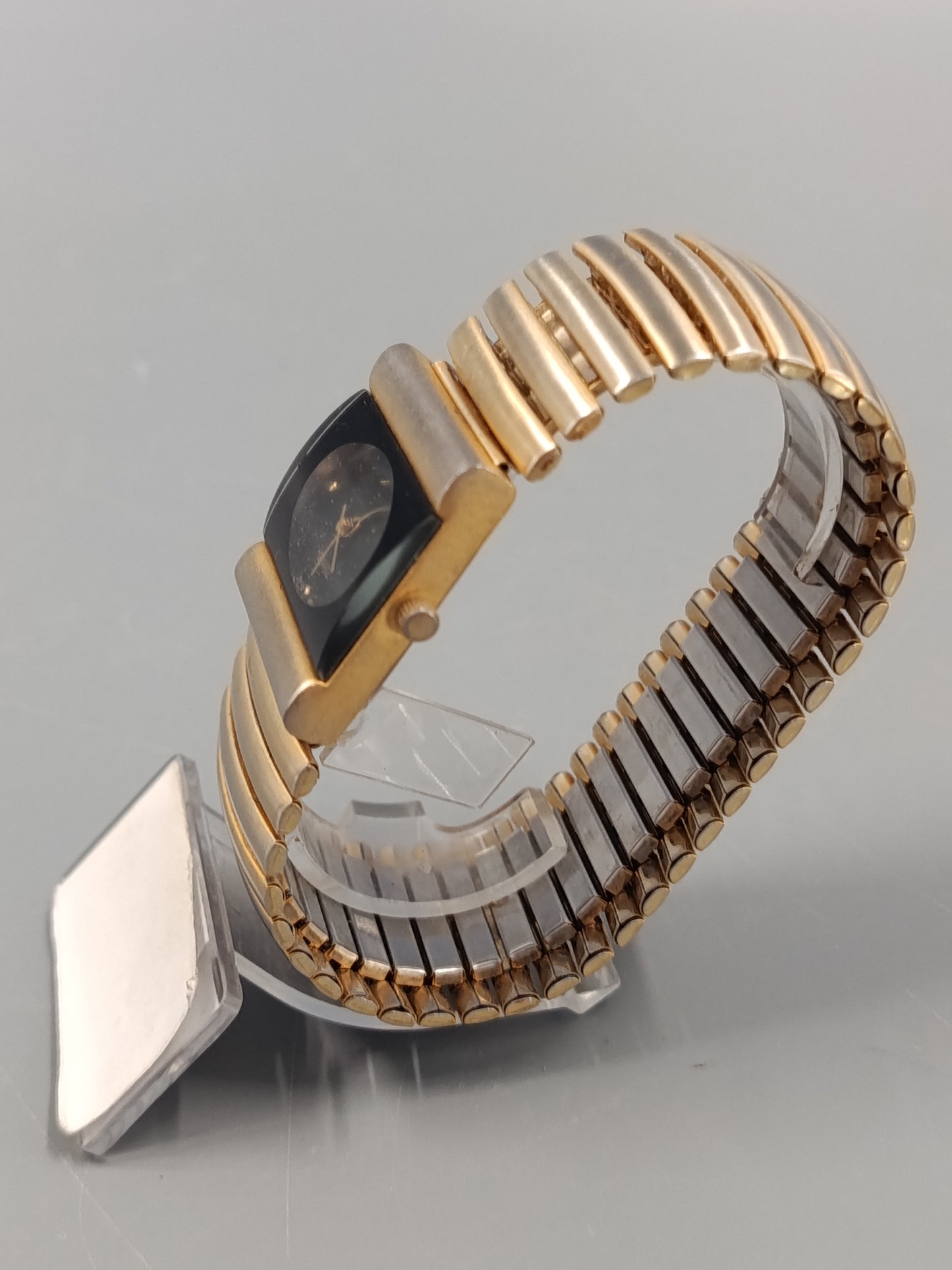 Goldfarbene Ronica Damenuhr Elegantes Design