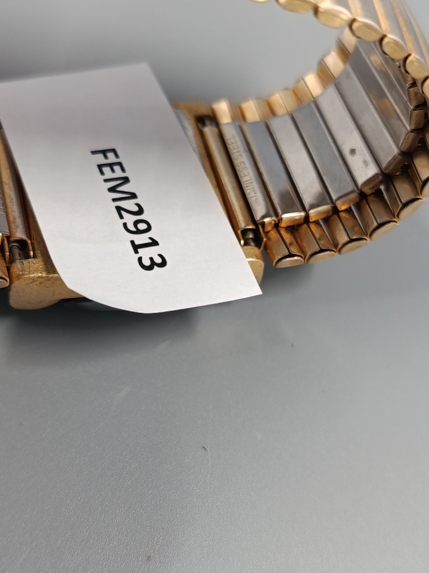 Goldfarbene Ronica Damenuhr Elegantes Design