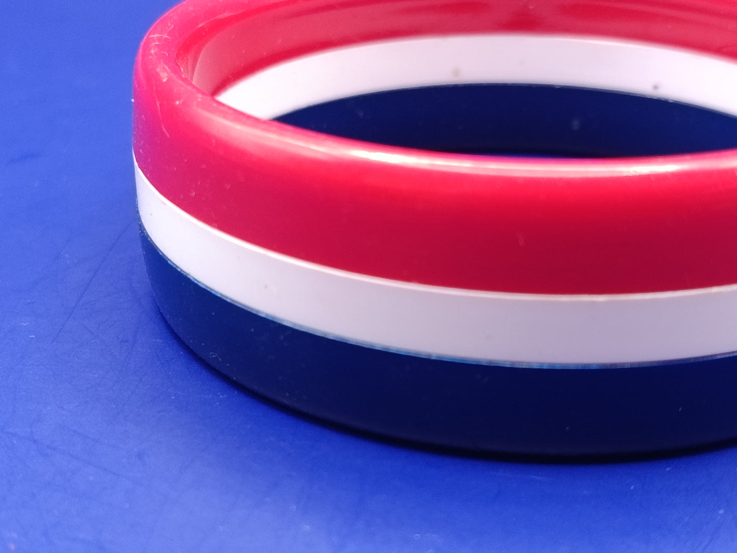 Stilvoller Bangle Armreif im Retro Look  Rot Weiß Blau