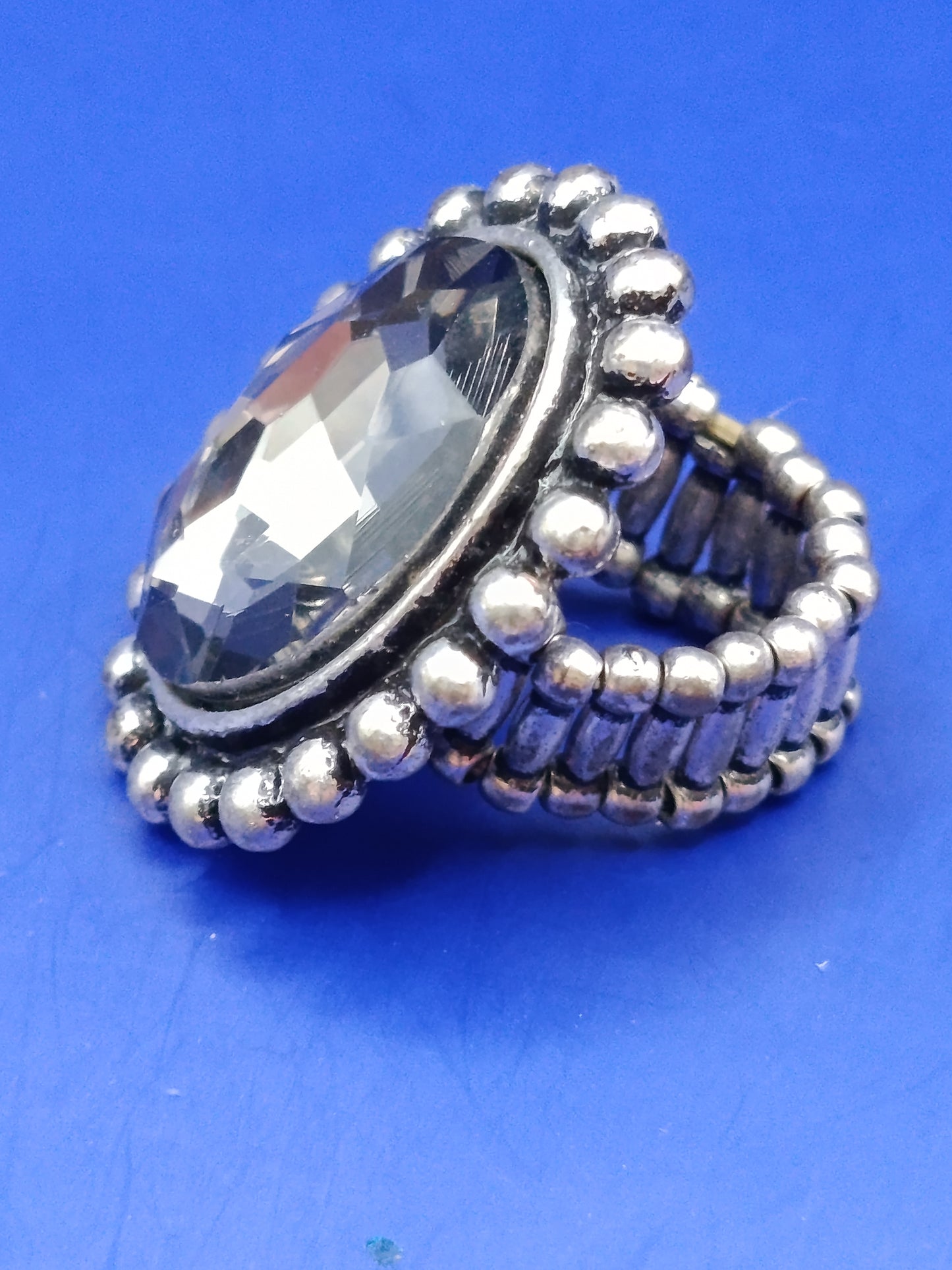 Auffälliger Vintage O-Ring mit grauem stein