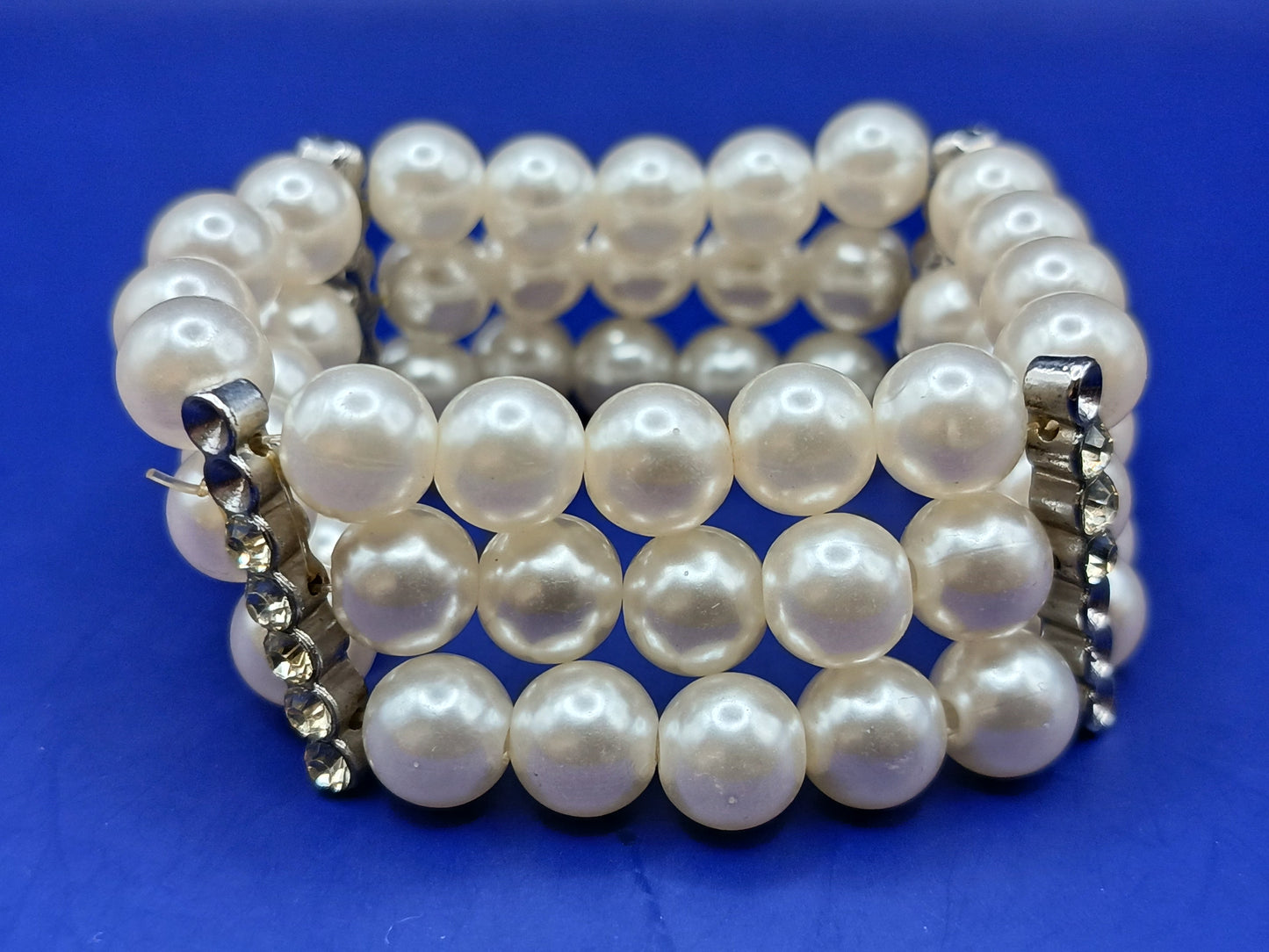 Elegantes Perlen Armband in Weiß Modern