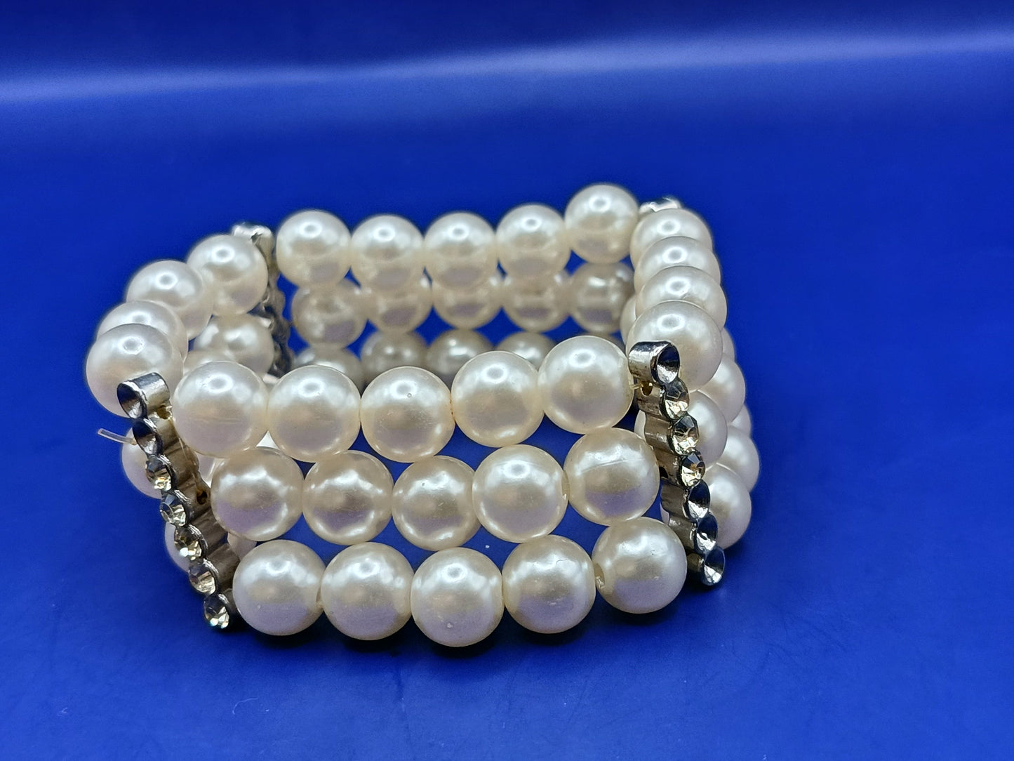 Elegantes Perlen Armband in Weiß Modern