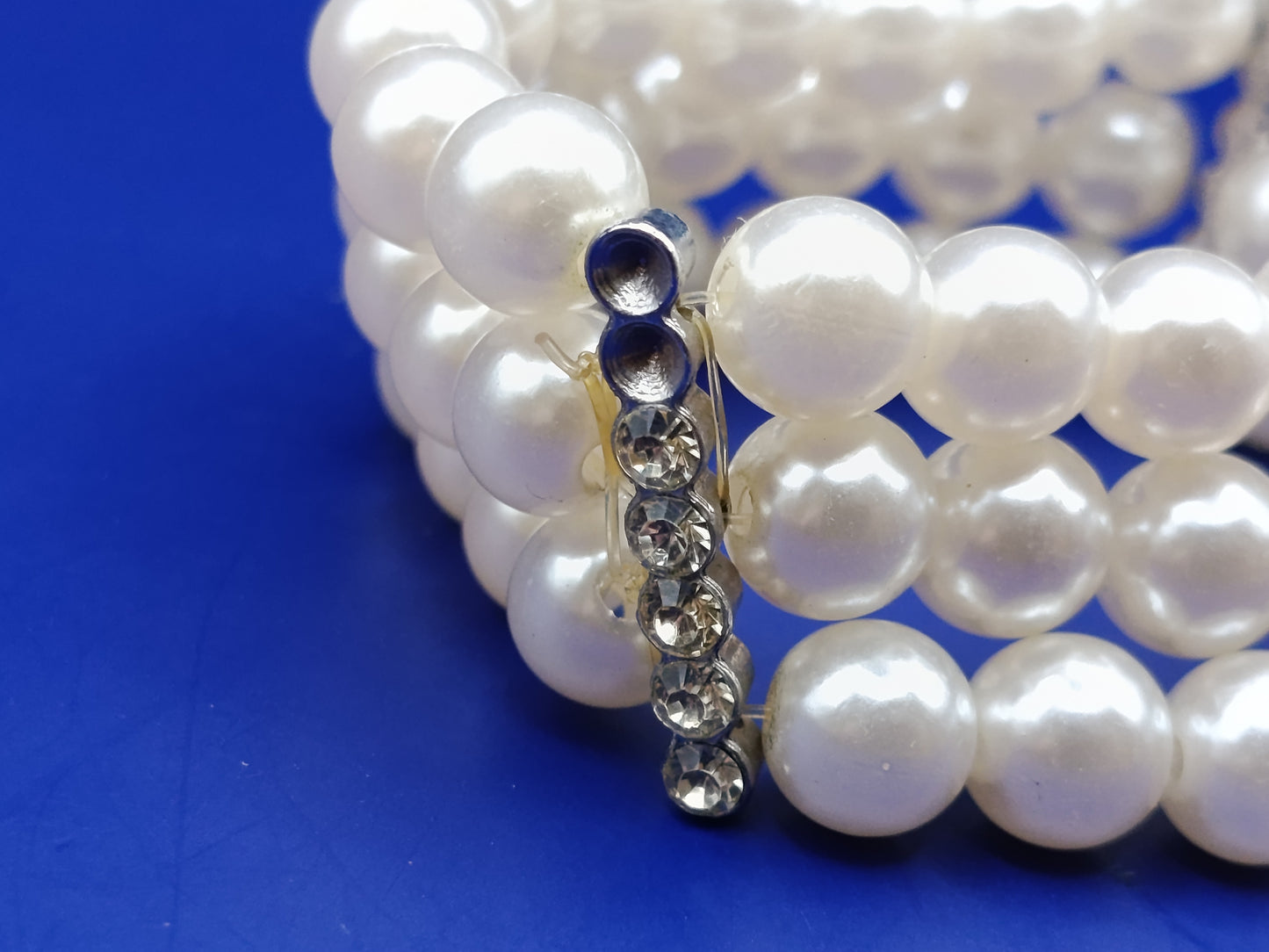 Elegantes Perlen Armband in Weiß Modern