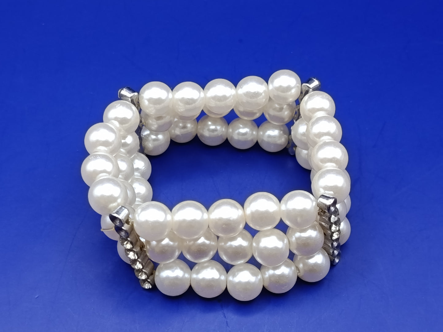 Elegantes Perlen Armband in Weiß Modern