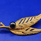 Elegante Blatt Brosche in Goldoptik Stilvolles Accessoire