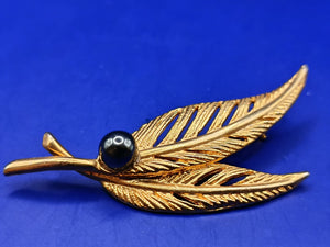 Elegante Blatt Brosche in Goldoptik Stilvolles Accessoire