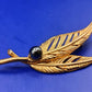 Elegante Blatt Brosche in Goldoptik Stilvolles Accessoire