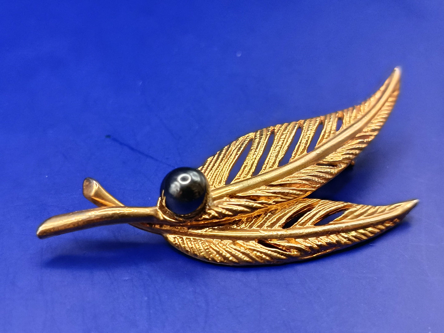 Elegante Blatt Brosche in Goldoptik Stilvolles Accessoire