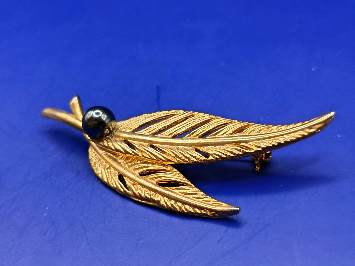 Elegante Blatt Brosche in Goldoptik Stilvolles Accessoire