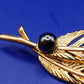 Elegante Blatt Brosche in Goldoptik Stilvolles Accessoire