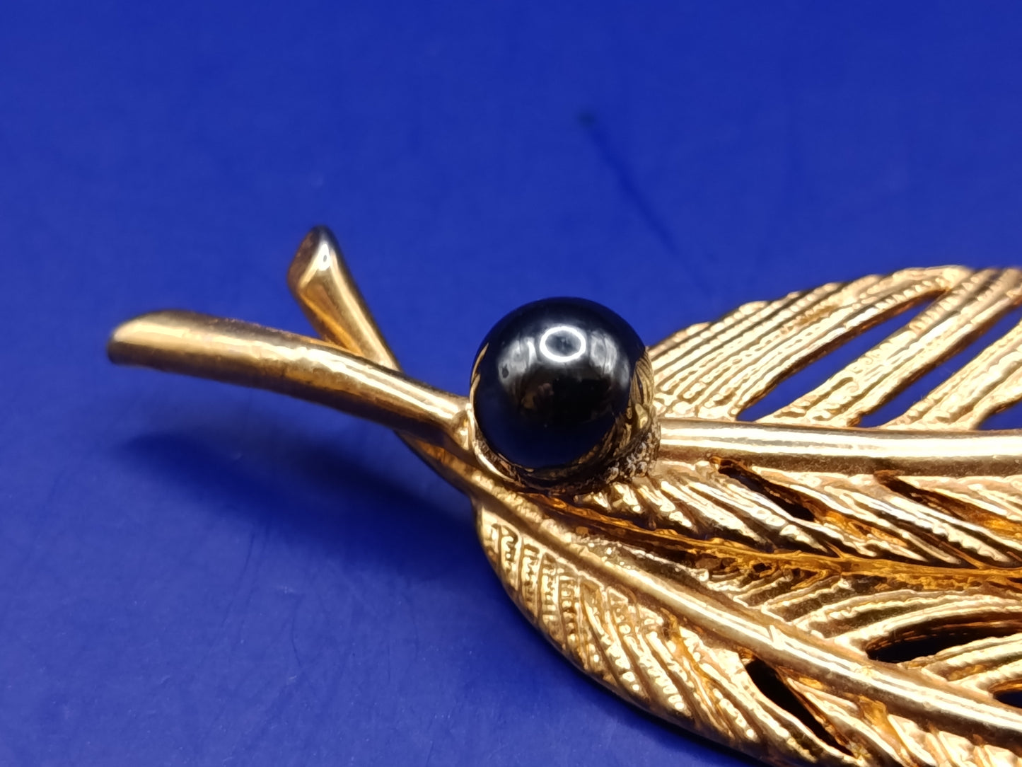 Elegante Blatt Brosche in Goldoptik Stilvolles Accessoire