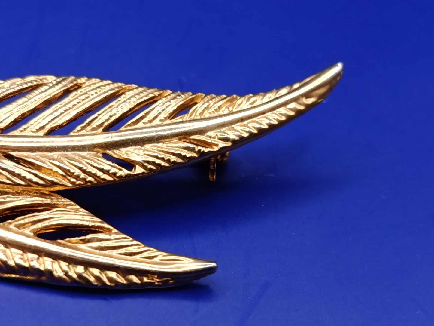 Elegante Blatt Brosche in Goldoptik Stilvolles Accessoire
