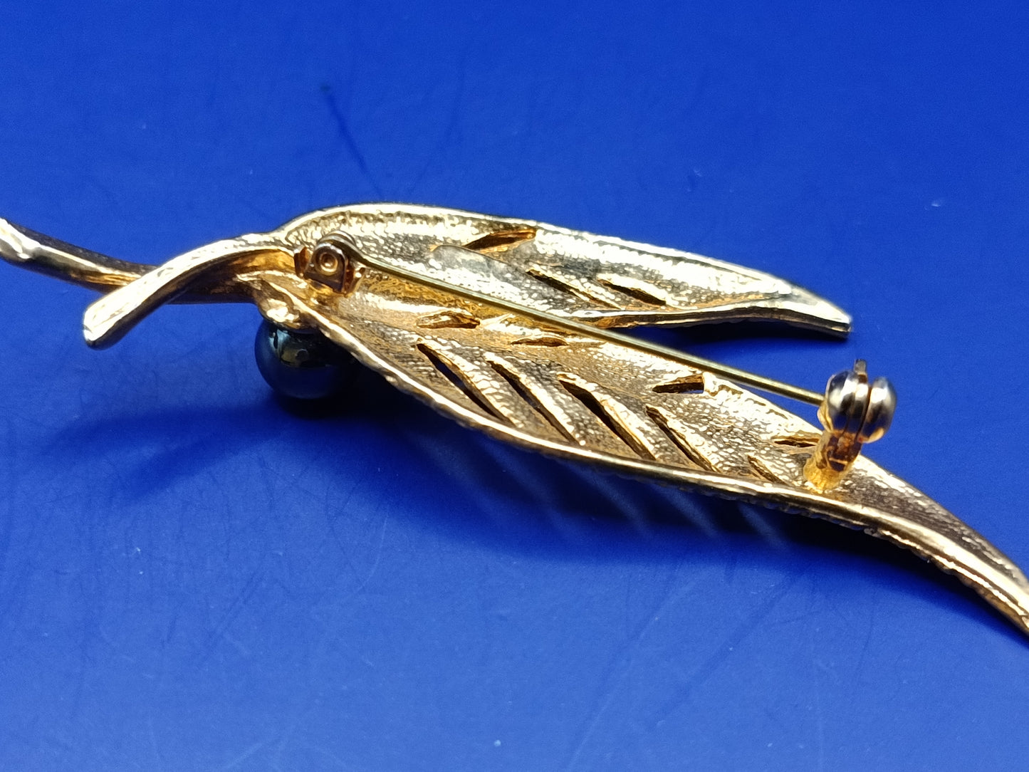 Elegante Blatt Brosche in Goldoptik Stilvolles Accessoire