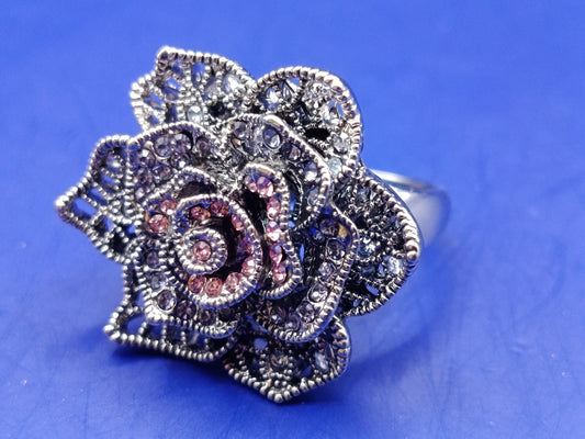 Eleganter Damen Ring in Blumenoptik Funkelnd