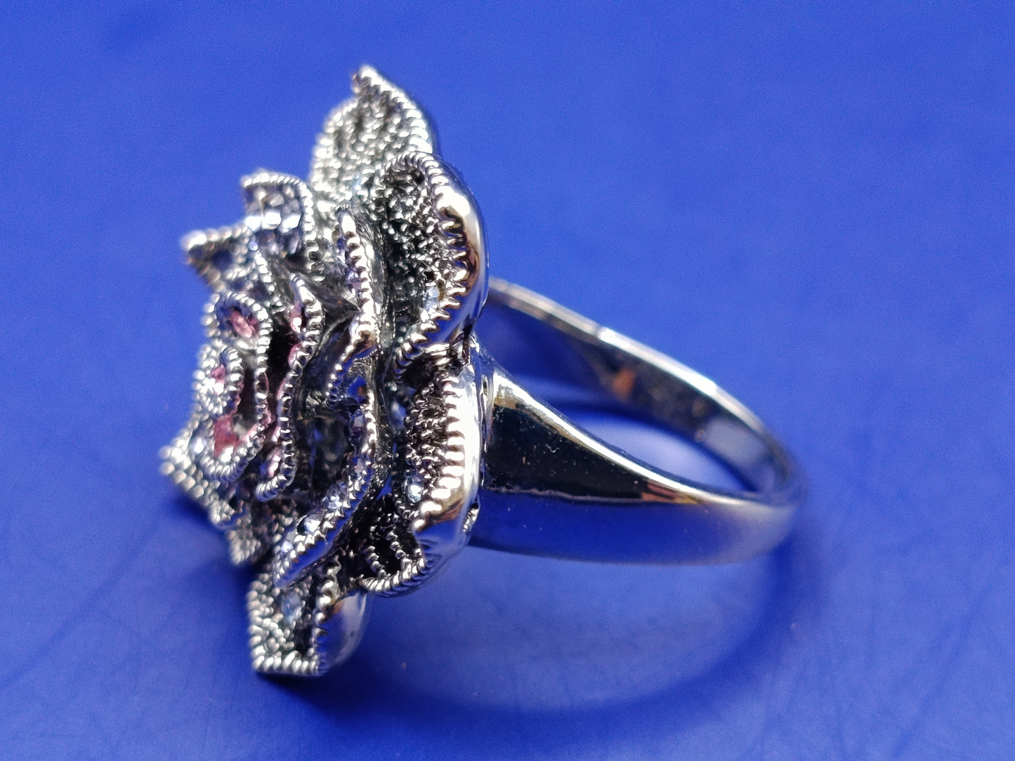 Eleganter Damen Ring in Blumenoptik Funkelnd