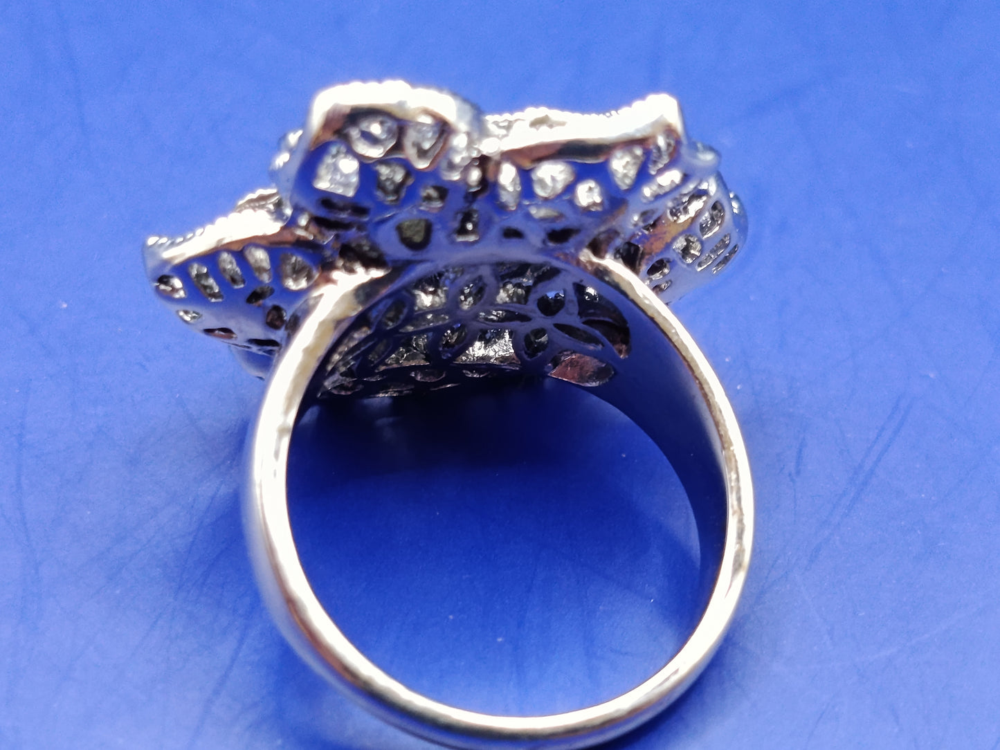 Eleganter Damen Ring in Blumenoptik Funkelnd
