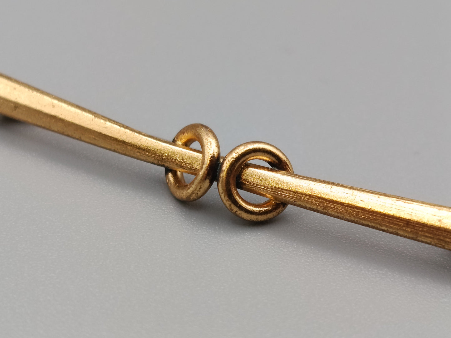 Elegante Vintage Brosche Goldfarbene Stabnadel