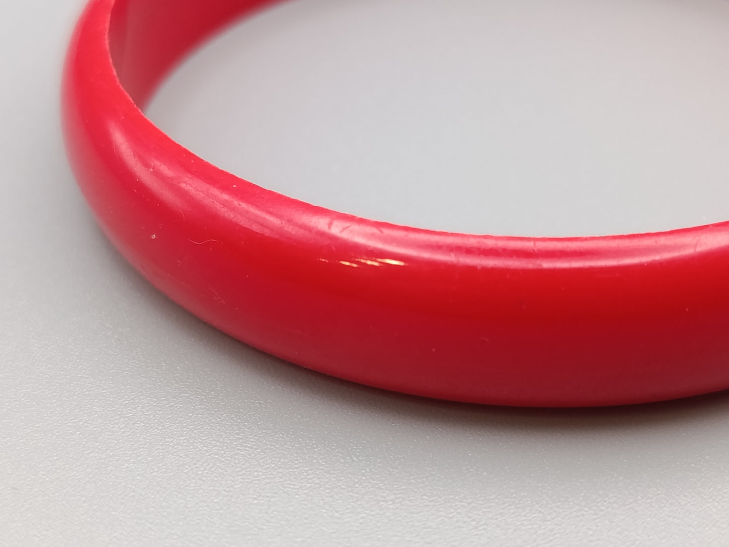 Klassischer Vintage Armreif  Schlichtes Design in Rot