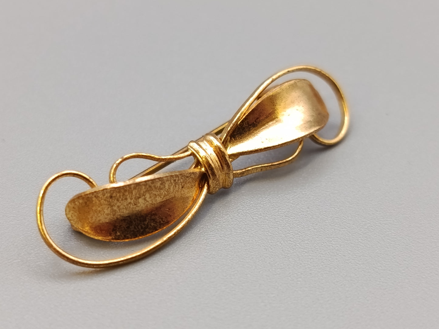 Vintage Brosche Goldfarbene Stabnadel mit Schleife